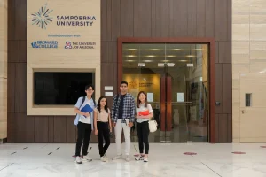 Mahasiswa Universitas Sampoerna berfoto di depan ruangan kampus