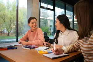 Grup Mahasiswi sedang belajar bersama
