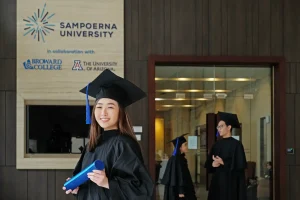 Mahasiswi lulus dari Sampoerna University 