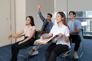 Mahasiswa Sampoerna University belajar di dalam kelas