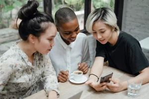 3 diverse women discuss about social media