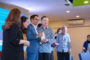 Ridwan Kamil receive an appreciation during the Important Key to National Economic Growth event